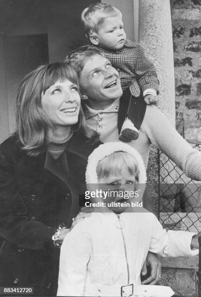 Schauspieler, Autor, D Der Schauspieler Hardy Krüger mit seiner zweiten Ehefrau Francesca und den gemeinsamen Kindern Sohn Hardy Krüger Junior und...