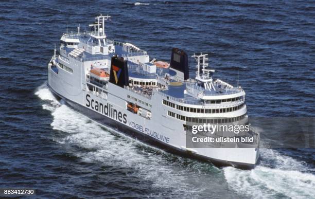 Die Fähre Schleswig-Holstein auf offener See. Das Fährschiff trägt an der Steuerbord-Seite des Rumpfes den Schriftzug der dänischen Reederei...
