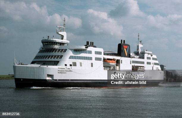 Das Fährschiff Prinsesse Benedikte fährt über die Ostsee. Die dänische Fähre bedient die sogenannte Vogelfluglinie, die Fährstrecke von Puttgarden...