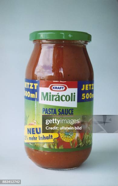 Eine Fertigsauce des Herstellers Kraft im Glas mit dem Firmenlogo, der Aufschrift "Mirßcoli. Pasta Sauce. Tomate-Kräuter. Neu 25% mehr Inhalt" und...