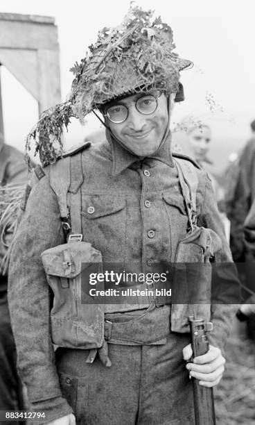 John Lennon bei Dreharbeiten zu dem englischen Spielfilm "Wie ich den Krieg gewann" vom 06.- in der Lüneburger Heide. Lennon trägt Uniform und einen...