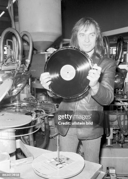 Der Sänger Udo Lindenberg 1975 in einer Schallplattenfabrik in Emden, wo er seine erste goldene LP selbst presst. Lindenberg steht in der...