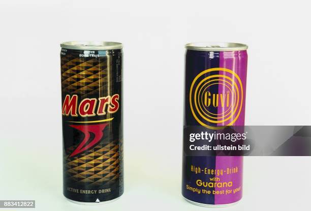 Dosen mit Aufputschgetränken: "Mars" mit der zusätzlichen Aufschrift "Active Energy Drink" und "Guvi" mit der Erläuterung "High-Energy-Drink with...