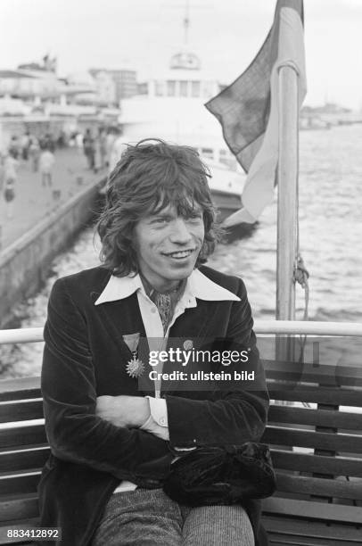 Mick Jagger *- Musiker, Saenger; Grossbritannien Saenger der Rockgruppe Rolling Stones an Bord eines Schiffes bei einer Hafenrundfahrt im Hamburger...