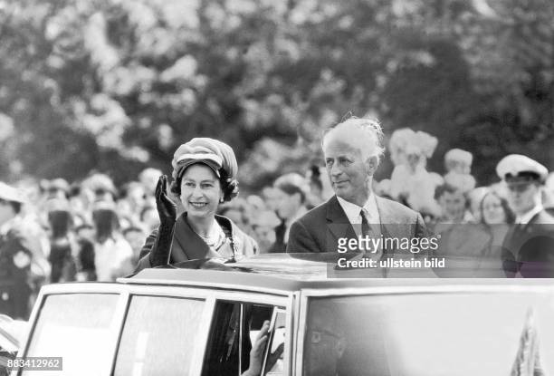 Elizabeth II. Königin von Großbritannien am zu Besuch in Hamburg. Die Queen fährt gemeinsam mit Hamburgs Bürgermeister Dr. Paul Nevermann in einer...