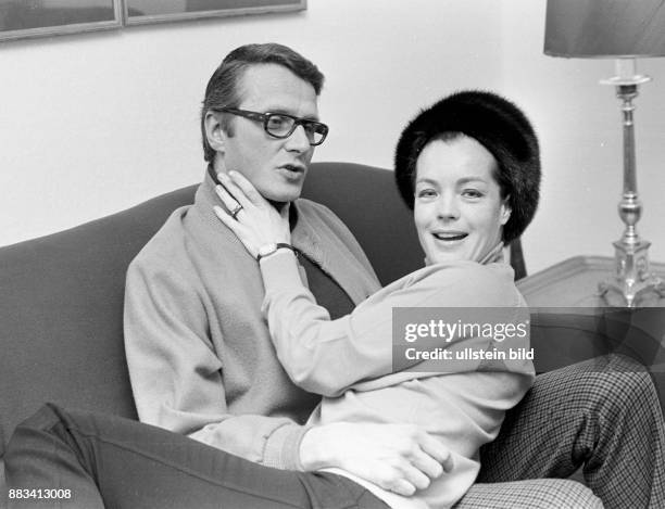 Die Schauspielerin Romy Schneider mit ihrem Ehemann, dem Schauspieler und Regisseur Harry Meyen , in ihrer Hamburger Wohnung. Sie sitzen auf einem...