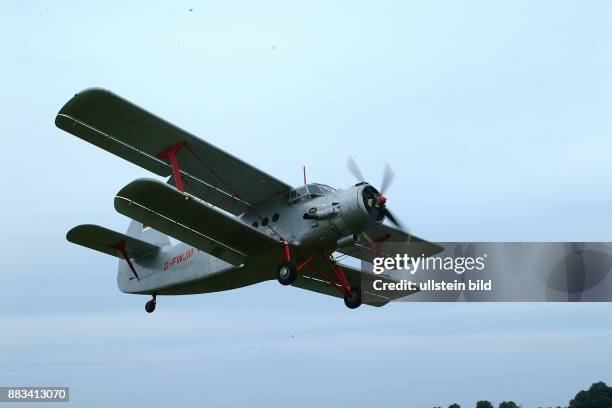 Das russische Propellerflugzeug AN-2. Das auch "Tante Emma" genannte Flugzeug ist der größte Doppeldecker der Welt. Luffahrt historisch