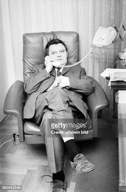 Strauss, Franz Josef *06.09..1988+ Politiker, CSU, D - sitzt in einem Sessel und telefoniert -