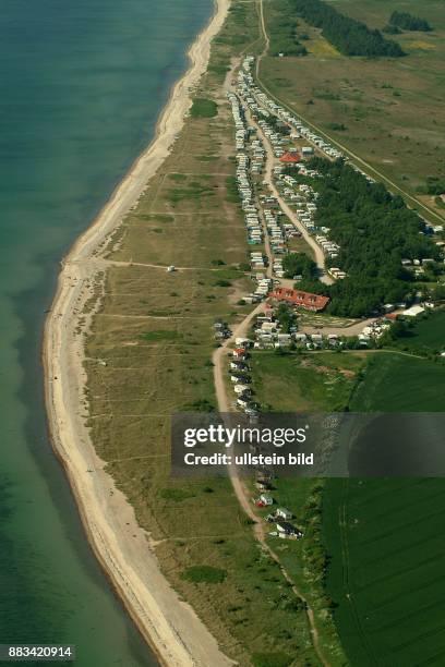 Deutschland, Schleswig-Holstein, Fehmarn: Campingplatz Flügger Strand auf der Ostseeinsel in Westfehmarn mit Hinterland und Sundbrücke. - -...