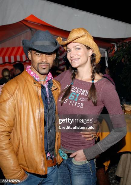 Alexandra Kamp - Schauspielerin, D, mit Freund Lourenco Homem, Taenzer, bei der 'Winnetou I'-Premiere in Bad Segeberg