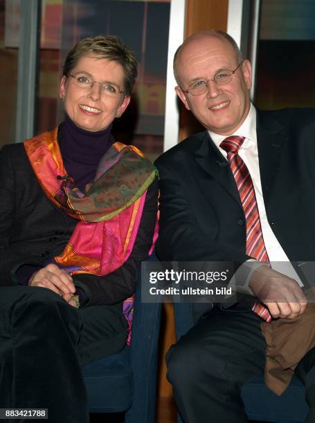 Volker Kauder - Vorsitzender der CDU/CSU-Bundestagsfraktion, mit Ehefrau Elisabeth, Kardiologin, zu Gast in der Johannes B.Kerner-Talkshow - 2