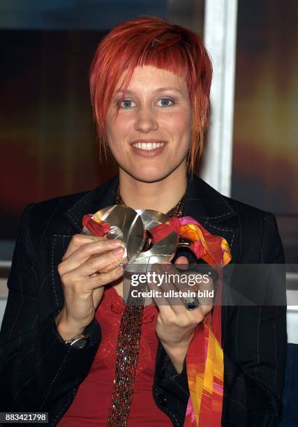 Kati Wilhelm, Sportlerin, Biathlon, D - Porträt mit ihrer Gold- und Silbermedaille von den Olympischen Spielen Turin 2006