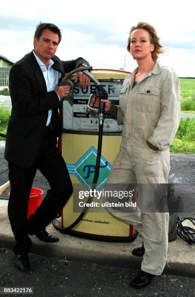 Rene Steinke als "Felix" und Floriane Daniel als "Weda" bei Dreharbeiten zu "Der Tankstellenkrieg" von Sat.1