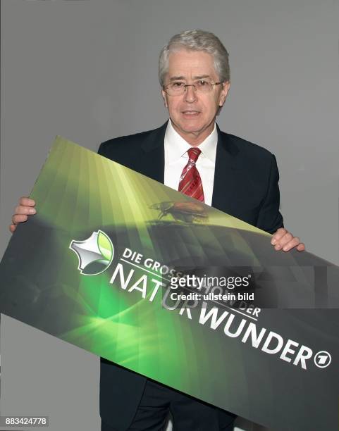 Frank Elstner - Moderator, Journalist; D, präsentiert zur ARD-Show Die große Show der Naturwunder das Logo der Sendung