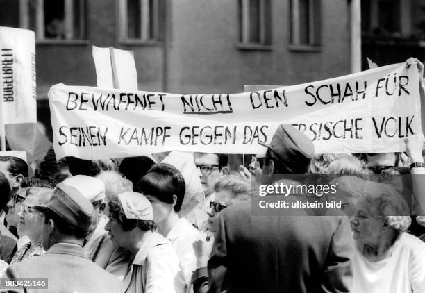 Demonstration gegen den Besuch von Schah Reza Pahlevi in Berlin vor dem Rathaus Schöneberg: Demonstranten unter einem Spruchband mit der Aufschrift...