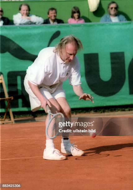 Otto Waalkes * Komiker, Schauspieler, D - spielt auf dem Centre Court Hamburger Rothenbaum im Doppel-Tennisspiel zugunsten des Kindehilfswerkes...