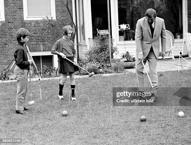 James Last; Bandleader, Musiker, Komponist; D, spielt Crocket im Garten seines Reihenhauses in Hamburg-Langenhorn mit seinen Kindern Sohn Ronald und...