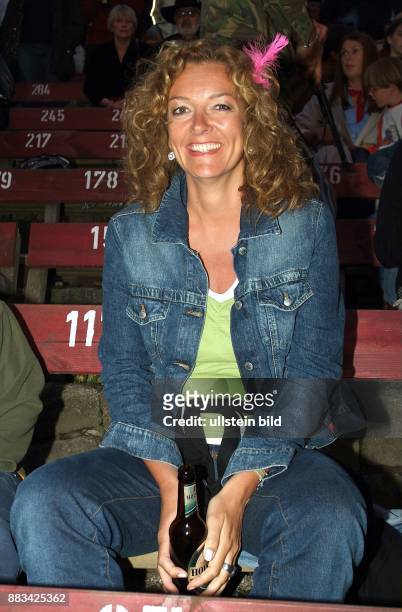 Bettina Tietjen - Moderatorin; D, sitzt als Zuschauerin bei der Premiere von "Winnetou und das Geheimnis der Felsenburg" der Karl-May-Festspiele -