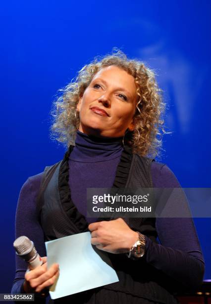 Julia Westlake - Fernsehmoderatorin; D, Moderatorin der "NDR Talkshow"