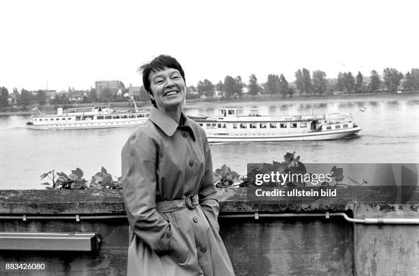 Loki Schmidt - Lehrerin, Botanikerin; D, im Garten des Bonner Kanzlerbungalows im Hintergrund der Rhein