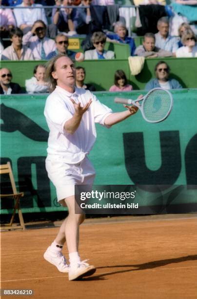 Otto Waalkes * Komiker, Schauspieler, D - spielt auf dem Centre Court Hamburger Rothenbaum im Doppel-Tennisspiel zugunsten des Kindehilfswerkes...