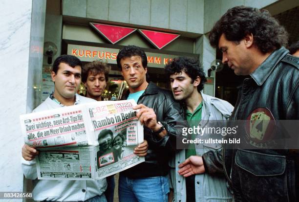 Sylvester Stallone - Schauspieler, Regisseur, USA - in Berlin mit Fans - liest die Tageszeitung BZ -