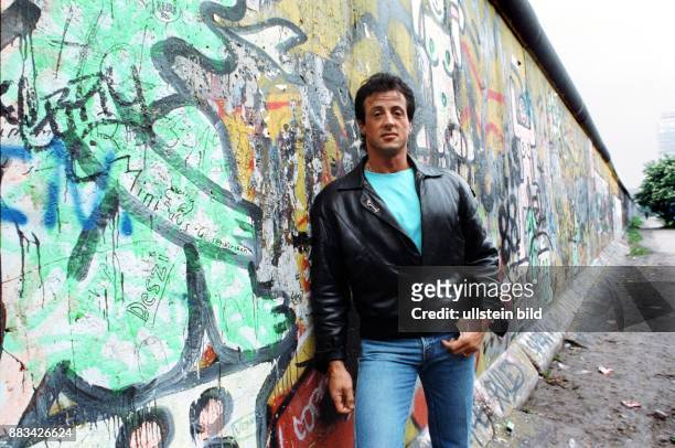 Sylvester Stallone - Schauspieler, Regisseur, USA - an der Berliner Mauer -