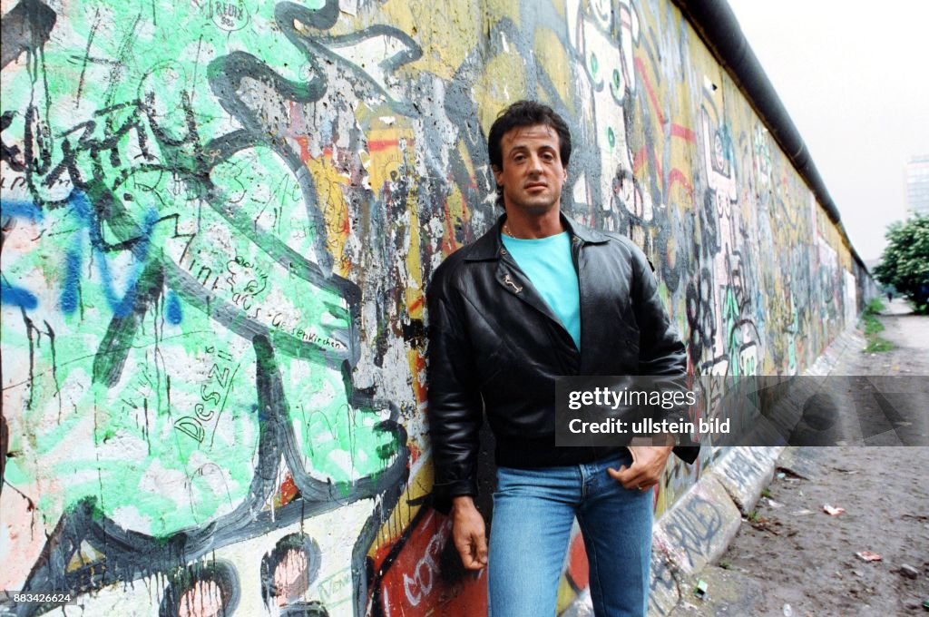 Sylvester Stallone - Schauspieler, Regisseur, USA - an der Berliner Mauer