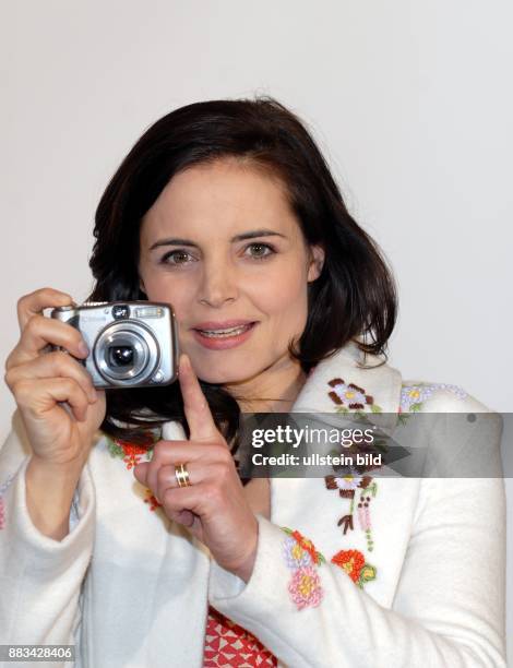 Elisabeth Lanz - Schauspielerin, Oesterreich - mit Fotokamera -