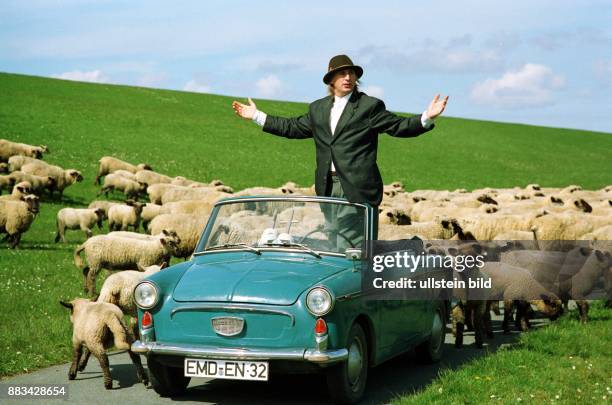 Otto Waalkes * Komiker, Schauspieler, D - inmitten einer Schafherde am Deich, Ostfriesland, bei Dreharbeiten zum Kinofilm 'Otto - Der...