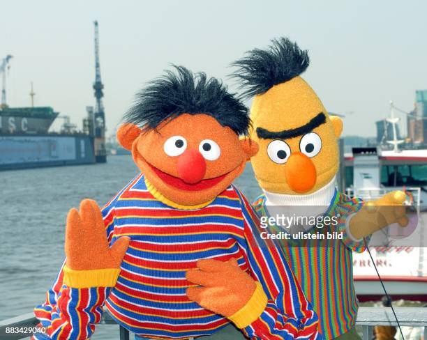 Ernie und Bert aus der Sesamstraße in Hamburg auf den Landungsbrücken.