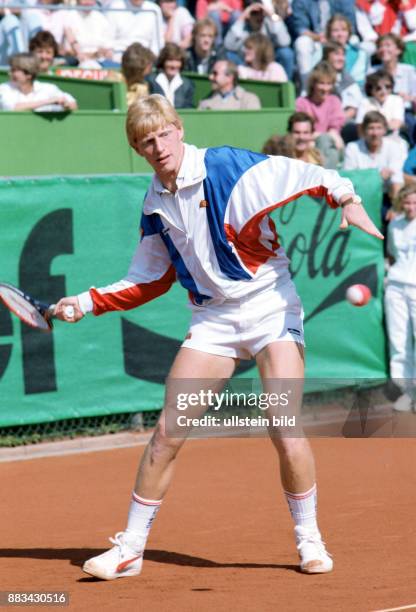 Becker, Boris - Tennisspieler, D - spielt eine Vorhand beim "BILD"-Festival zugunsten von UNICEF am Hamburger Rothenbaum -