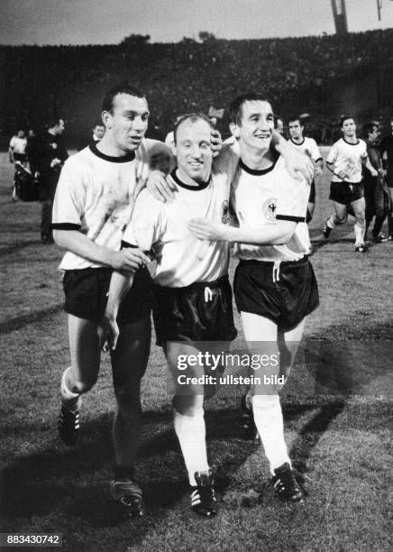 Fussball-EM 1968, Qualifikation, Gruppe 4, Länderspiel in Hamburg: Bundesrepublik Deutschland 1 - Nach dem Spiel freuen sich die deutschen Spieler...