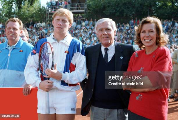 Becker, Boris - Tennisspieler, D - spielt im Rahmen des "BILD"-Festivals zugunsten von UNICEF am Hamburger Rothenbaum - neben ihm die Schauspieler...