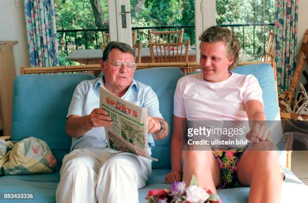 Strauss, Franz Josef - Politiker, CSU, D, Ministerpraesident Bayern - mit Sohn Franz Georg im Ferienhaus bei Nizza, liest eine franzoesische...