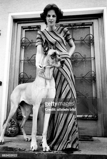 Gundlach, Alida - Television Presenter, Germany - with her mastiff in front of her house in Hanover, Germany