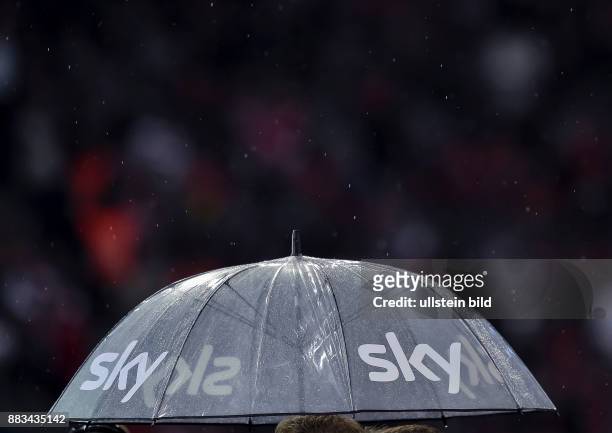 Ein Regenschirm mit SKY Aufschrift waehrend dem Fussball Bundesliga Spiel FC Bayern Muenchen gegen VfL Wolfsburg am 6. Spieltag der Saison 2015/2016...