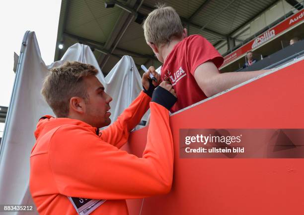 Lukas Hinterseer schreibt ein Autogramm vor dem Fussball Bundesliga Spiel FC Ingolstadt gegen Eintracht Frankfurt am 8. Spieltag der Saison 2015/2016...