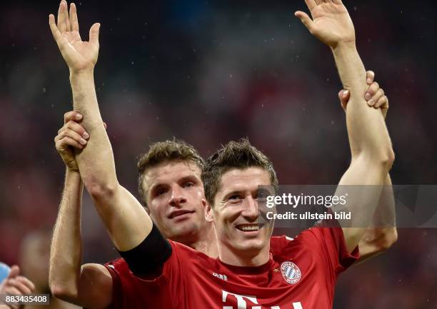 Thomas Mueller reisst Robert Lewandowski die Arme hoch nach dem Fussball Bundesliga Spiel FC Bayern Muenchen gegen VfL Wolfsburg am 6. Spieltag der...