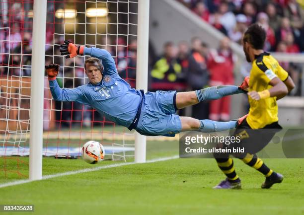 Pierre-Emerick Aubameyang schiesst gegen Torwart Manuel Neuer das Tor zum 2:1 waehrend dem Fussball Bundesliga Spiel Bayern Muenchen gegen Borussia...
