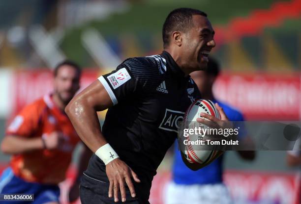 Sione Molia of New Zealand runs to score a try during the match between New Zealand and Samoa on Day Two of the Emirates Dubai Rugby Sevens - HSBC...