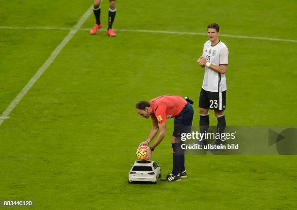 Der Spielball wird mit einem ferngesteuertem Auto Schiedsrichter Antonio Miguel gebracht, waehrend dem Fussball Laenderspiel Frankreich gegen...