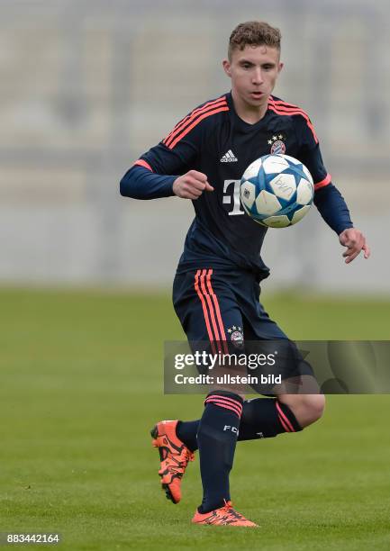 Niklas Tarnat in Aktion waehrend dem 4. Spieltag der Gruppe F, UEFA Youth League FC Bayern Muenchen gegen Arsenal FC am 4. November 2015 in Muenchen....