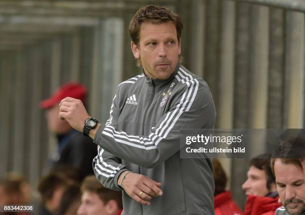 Trainer Holger Seitz waehrend dem 4. Spieltag der Gruppe F, UEFA Youth League FC Bayern Muenchen gegen Arsenal FC am 4. November 2015 in Muenchen....