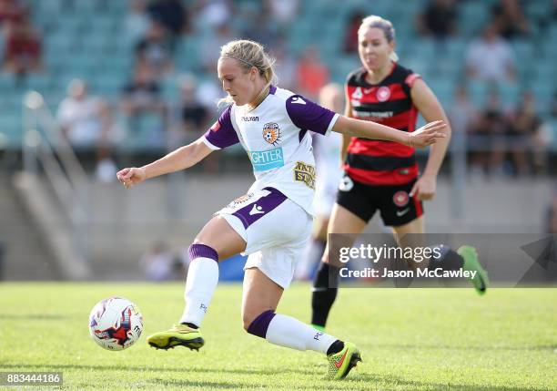 Rachel Hill of the Glory controls the ball during the round six W-League match between the Western Sydney Wanderers and the Perth Glory at Marconi...