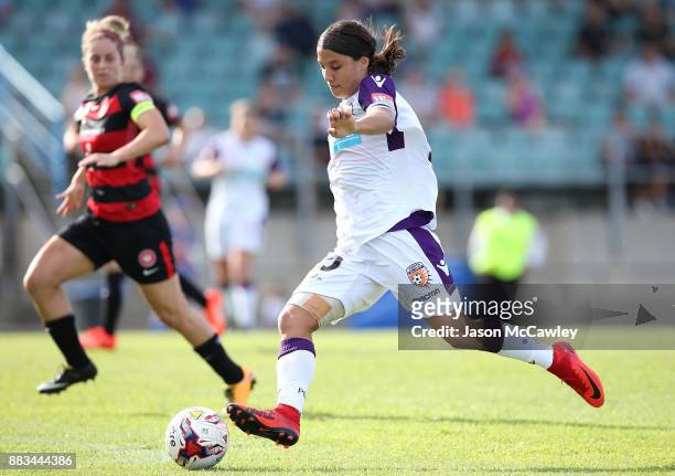 Samantha Kerr of the Glory controls the ball during the round six W-League match between the Western Sydney Wanderers and the Perth Glory at Marconi...