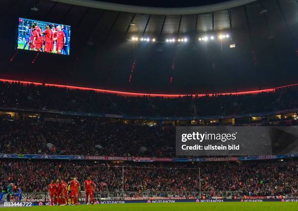 Die Spieler von Bayern Muenchen stellen sich zum Gruppenfoto zusammen waehrend dem 5. Spieltag der Gruppe F, UEFA Champions League FC Bayern Muenchen...