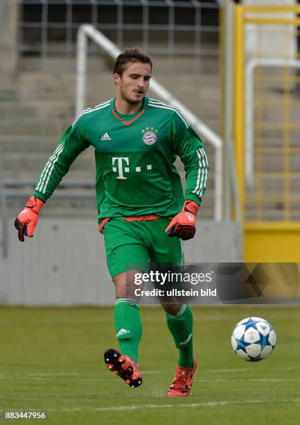 Torwart David Hundertmark waehrend dem 4. Spieltag der Gruppe F, UEFA Youth League FC Bayern Muenchen gegen Arsenal FC am 4. November 2015 in...