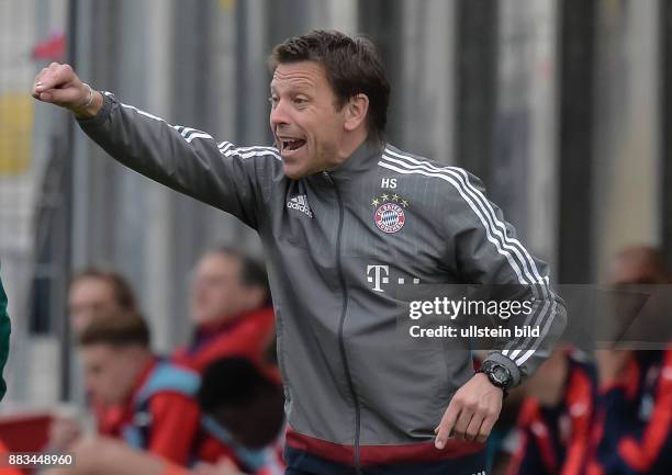 Trainer Holger Seitz waehrend dem 4. Spieltag der Gruppe F, UEFA Youth League FC Bayern Muenchen gegen Arsenal FC am 4. November 2015 in Muenchen....