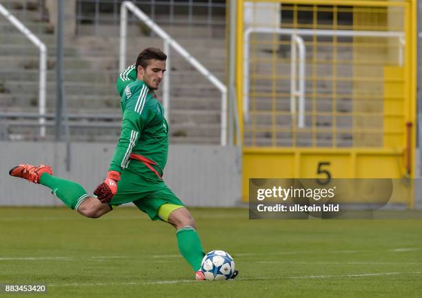 Torwart David Hundertmark waehrend dem 4. Spieltag der Gruppe F, UEFA Youth League FC Bayern Muenchen gegen Arsenal FC am 4. November 2015 in...